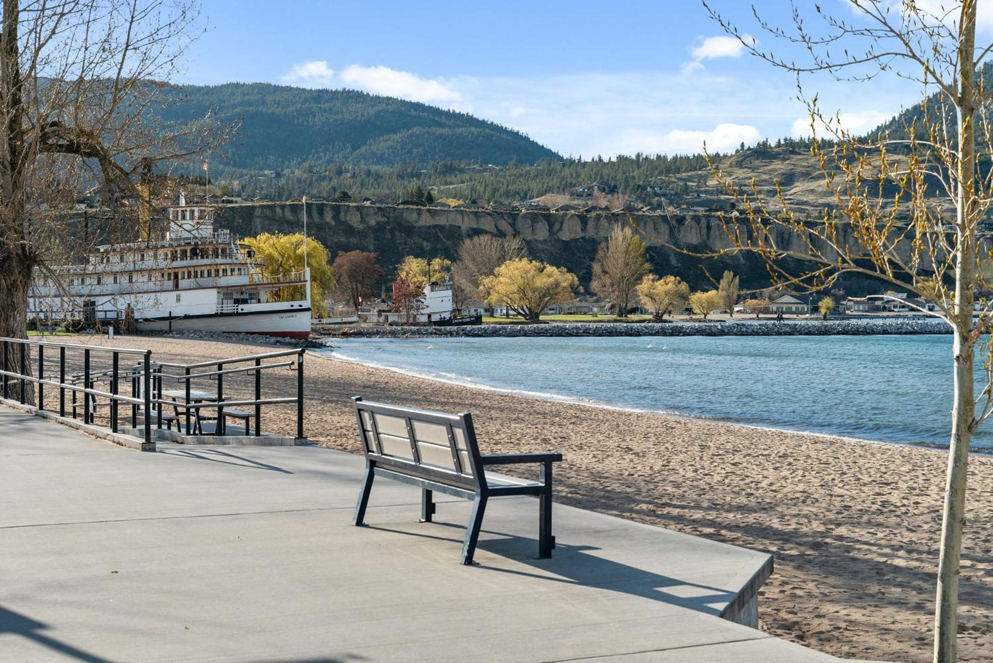 Okanagan Lakefront Resort Penticton Bagian luar foto